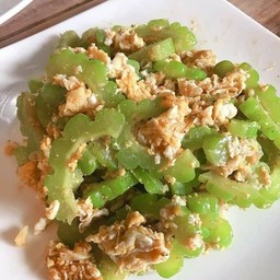 มะระผัดไข่