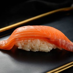 Salmon sushi แซลมอนซูชิ