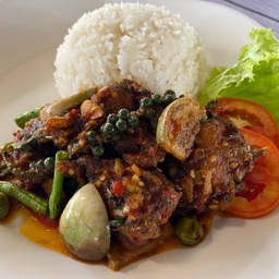 ผัดเผ็ดปลาดุกราดข้าว