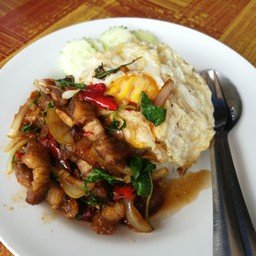 กะเพราหมูกรอบ