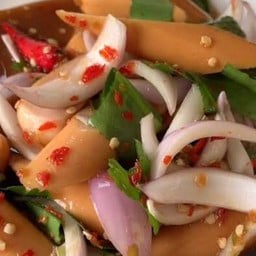 ยำวุ้นเส้นไส้กรอกหนังไก่กรอบ