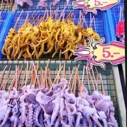P หนิง ปลาหมึกสดย่าง กาดกองต้า