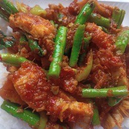 พริกแกงหมูกรอบ ราดข้าว