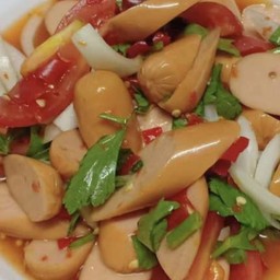 ยำเหลาไส้กรอกหนังไก่กรอบ