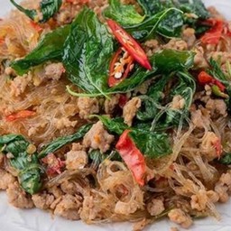 กะเพราหมูสับผัดวุ้นเส้นราดข้าว