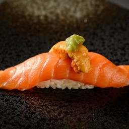 Salmon Uni sushi แซลมอนท็อปอูนิซูชิ