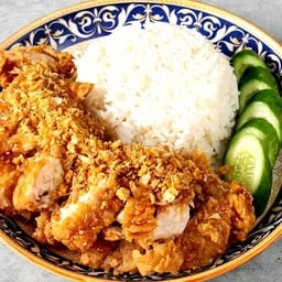 ข้าวไก่ทอดซอสน้ำปลา