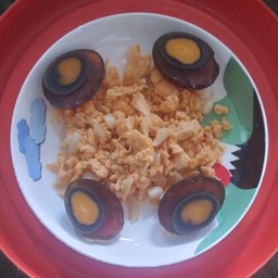 กระเทียมดองผัดไข่ไก่แดง ไข่เยี่ยวม้า