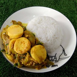 ผัดผงกะหรี่เต้าหู้ไข่ราดข้าว