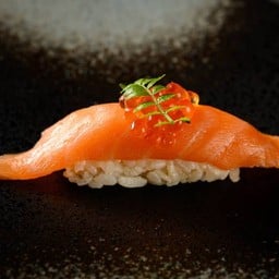 Salmon ikura sushi แซลมอนท็อปอิกุระซูชิ