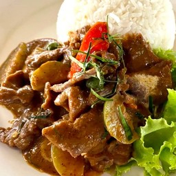 พะแนงเนื้อราดข้าว