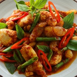 ไข่ปลาหมึกผัดพริกแกง