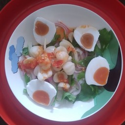 ยำกระเทียมดองไข่เค็ม