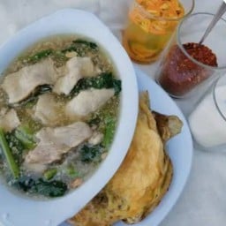 ราดหน้าหมูหมัก หมี่เหลืองกรอบ ใส่ไข่