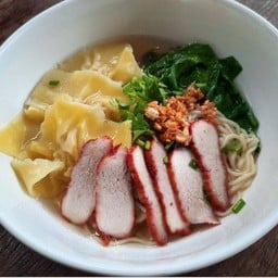 ชายสี่ บะหมี่เกี๊ยว ไฟแดงเพ