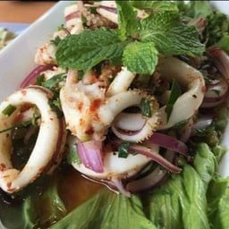 ยำปลาหมึก ใหญ่