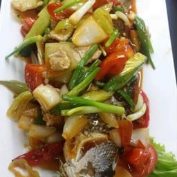 เนื้อปลาเก๋าผัดเปรี้ยวหวาน