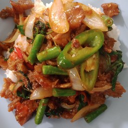 ข้าวผัดพริกแกงไก่