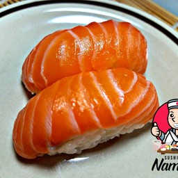 ข้าวปั้นแซลมอน (1ชิ้น)