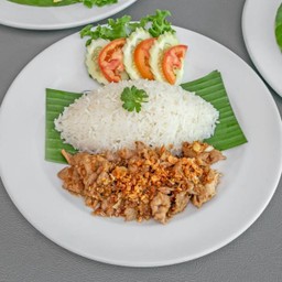 ข้าวหน้าหมูสไลด์ทอดกระเทียม delivery = 95.-