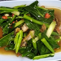 ผัดคะน้าหมูกรอบ