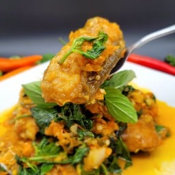 เนื้อปลาเก๋า ผัดพริกเหลือง