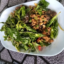 กระเพราไข่เยี่ยวม้า