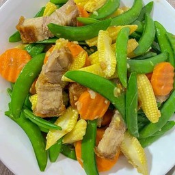 ผัดผักรวมหมูกรอบราดข้าว