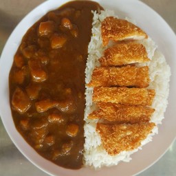 ข้าวแกงกะหรี่ญี่ปุ่น ไก่ทอดเกร็ดขนมปัง