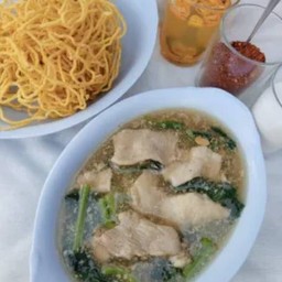 ราดหน้าหมูหมักหมี่กรอบ