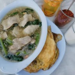 ราดหน้าหมูหมัก เส้นหมี่ขาว ใส่ไข่