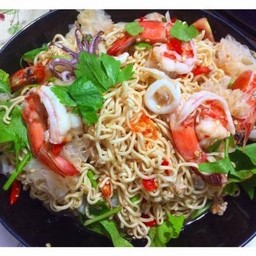 [อร่อยซ่ากับโค้ก] ยำมาม่ารวมมิตร (ทะเล) +  โค้ก ออริจินัล (ขวด)