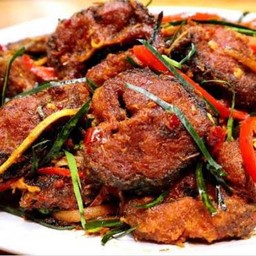 ปลาดุกผัดเผ็ดกระเพรากรอบ(กับข้าว)