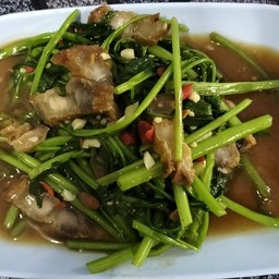 ผัดผักบุ้งหมูกรอบ