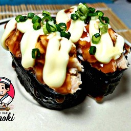 ข้าวปั้นสลัดทูน่าสไปซี่ (1ชิ้น)