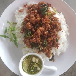 ข้าวกระเพราหมูสับพริกแห้งรสจัดจ้านหอมอร่อย