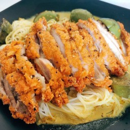 GREEN CURRY CRISPY CHICKEN WITH RICE NOODLES  ขนมจีนเขียวหวานไก่กรอบ