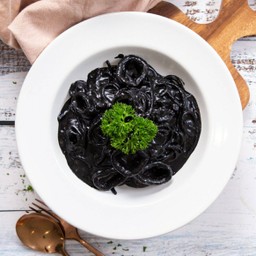 สปาเก็ตตี้เส้นดำผัดปลาหมึกกับซอสหมึกดำ