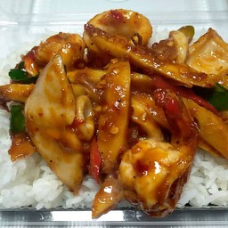 ข้าวพริกแกงแดงทะเลหน่อไม้(ราดข้าว)