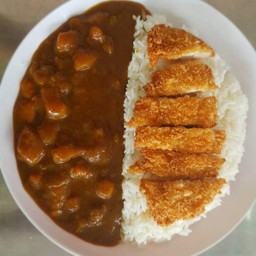 ข้าวแกงกะหรี่ญี่ปุ่น พร้อมไก่ทอดชุปเกร็ดขนมปัง