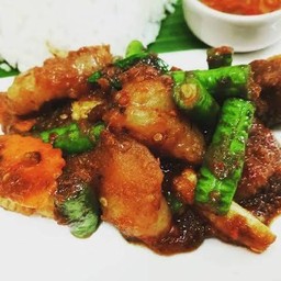 ปลากระพงผัดพริกแกง