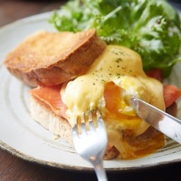 EGGS BENEDICT
