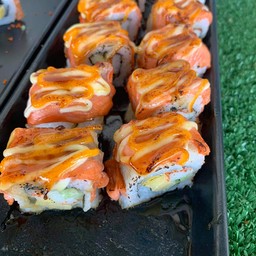 แซลมอนเบิร์น โรล 8 ชิ้น