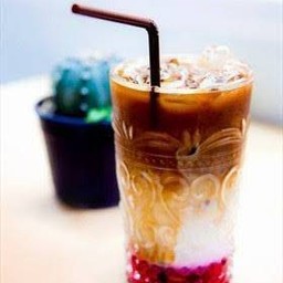 แบล็คคอฟฟี่สตอเบอรี่ลาเต้