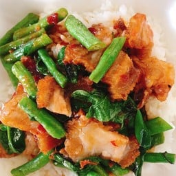 พริกแกงหมูกรอบ