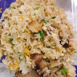 ข้าวผัดหมูกรอบ