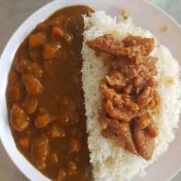 ข้าวแกงกะหรี่ญี่ปุ่น พร้อมไก่อบซอส