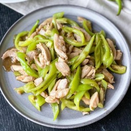 ไก่ผัดพริกหยวก (กับข้าว)