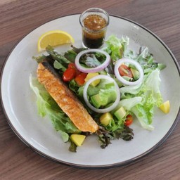 สลัดแซลม่อนย่างเกลือ