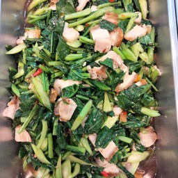 คะน้าหมูกรอบ